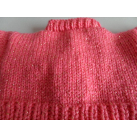 Gebreid vest  zalmrose kleur met goud draad, tasje los